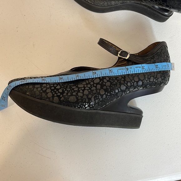 Jan Jansen Textured Suede Curved Heel Mary Jane Shoes - Picture 14 of 14